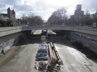 907189 Gezicht op het Willemsviaduct over de afgesloten Catharijnebaan te Utrecht, waar allerlei bouwmateriaal ...